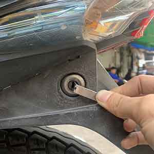 mở cốp xe máy quên chìa trong cốp