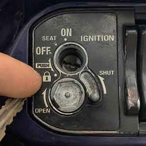 lắp khóa chống trộm xe máy